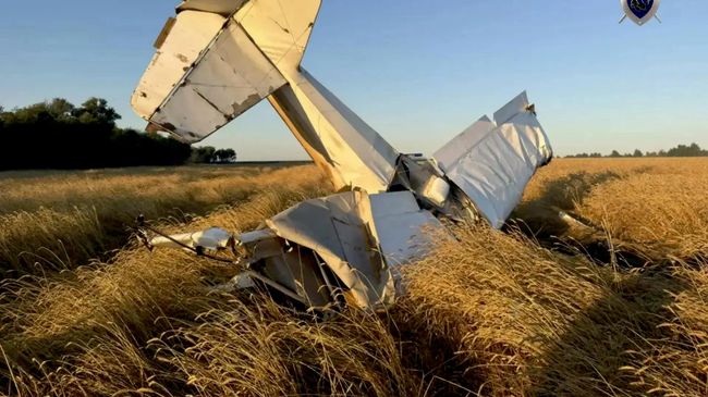 Самолет АН-2, упавший в Самарской области во время орошения полей