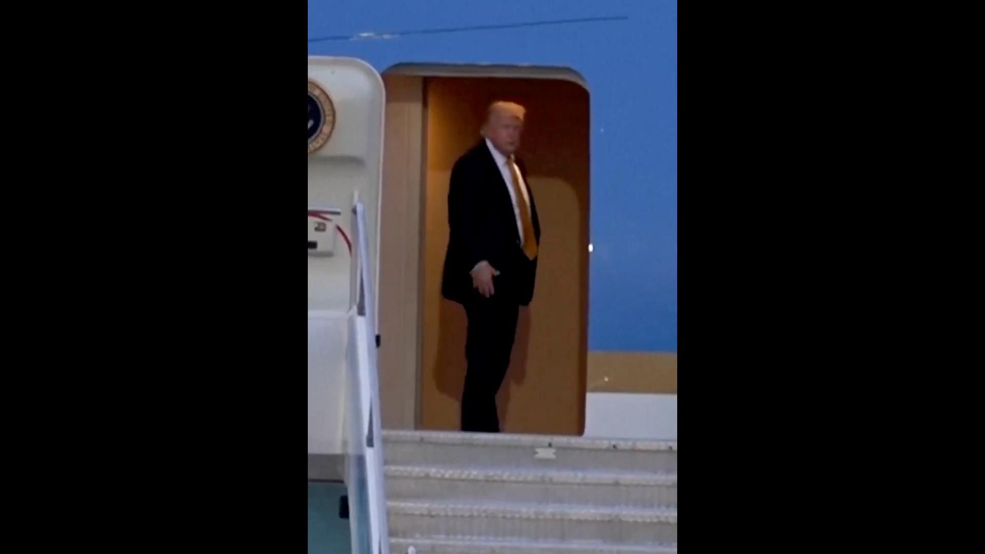 Кадры, где Трампа тайно перевозят в фургоне в военный самолет - РИА Новости, 1920, 12.08.2026