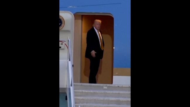 Кадры, где Трампа тайно перевозят в фургоне в военный самолет