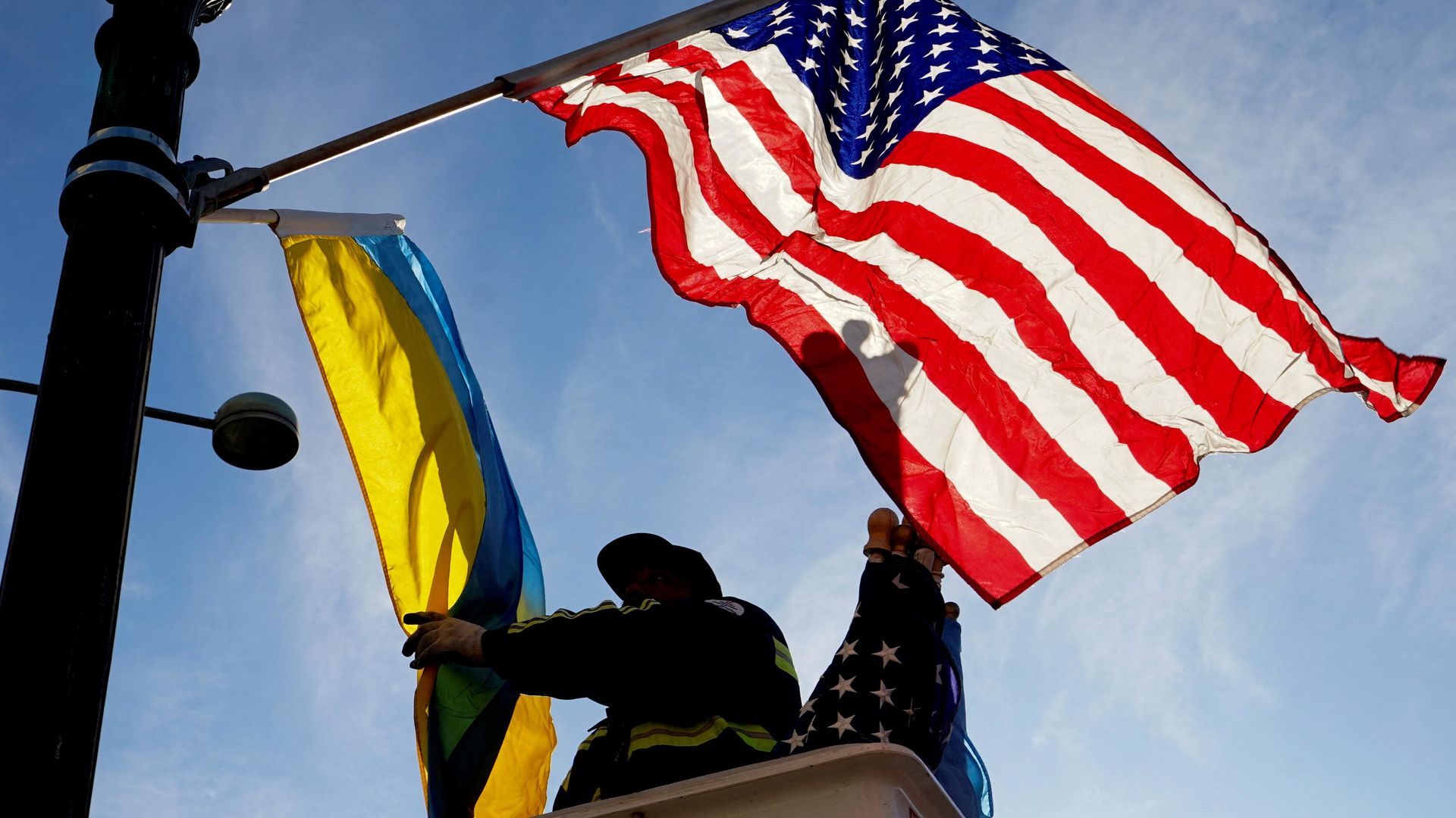 Флаги США и Украины в Вашингтоне Флаги США и Украины в Вашингтоне - РИА Новости, 1920, 15.08.2026