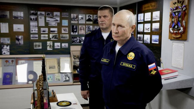 Президент России Владимир Путин на ракетном крейсере Варяг во время завершающей стадии учений Тихоокеанского флота