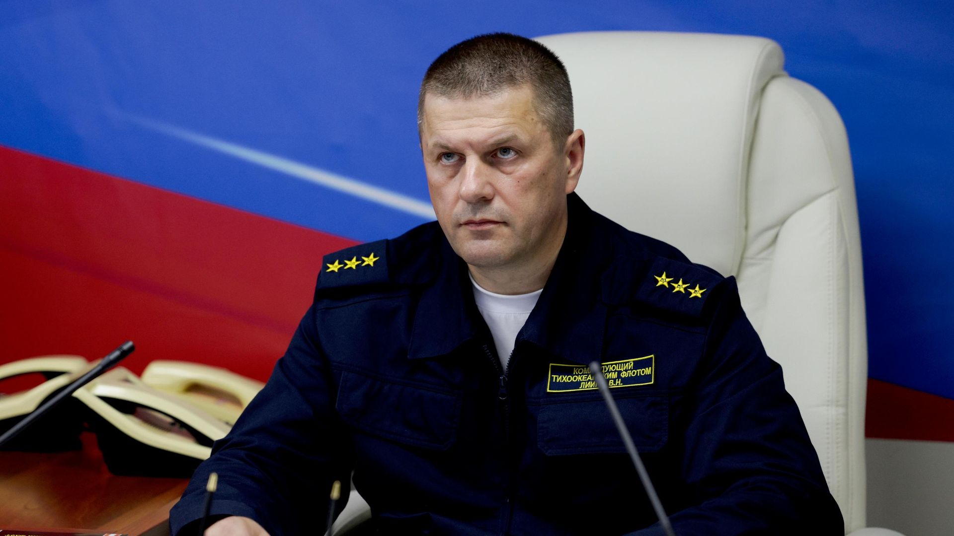 Командующий Тихоокеанским флотом Военно-морского Флота Российской Федерации адмирал Виктор Лиина на совещании с участием президента России Владимира Путина на ракетном крейсере Варяг. 12 августа 2026 - РИА Новости, 1920, 12.08.2026