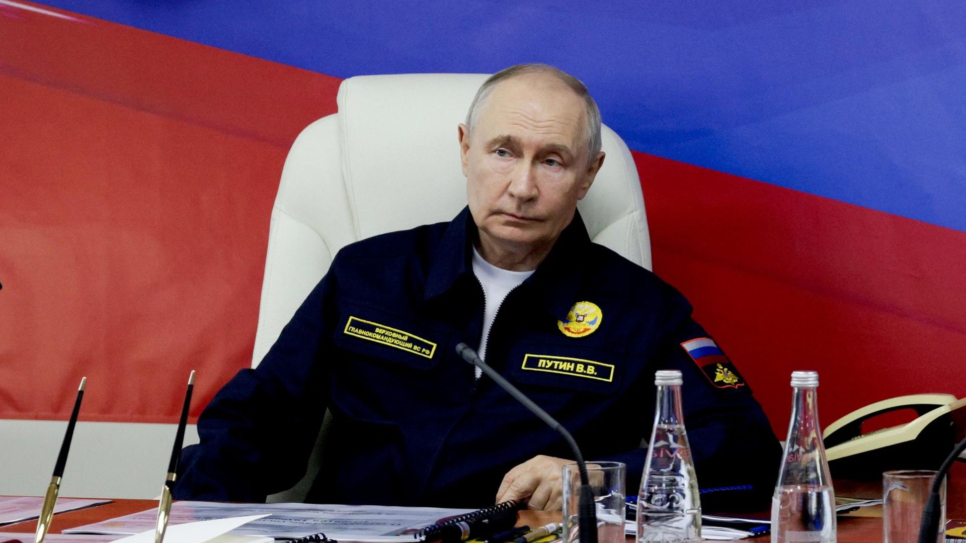 Президент России Владимир Путин проводит совещание на ракетном крейсере Варяг во время завершающей стадии учений Тихоокеанского флота. 12 августа 2026 Президент России Владимир Путин проводит совещание на ракетном крейсере Варяг во время завершающей стадии учений Тихоокеанского флота. 12 августа 2026 - РИА Новости, 1920, 12.08.2026