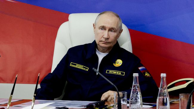 Президент России Владимир Путин проводит совещание на ракетном крейсере Варяг во время завершающей стадии учений Тихоокеанского флота