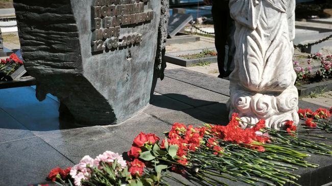 Возложение цветов в Курске в память о гибели экипажа атомной подлодки Курск
