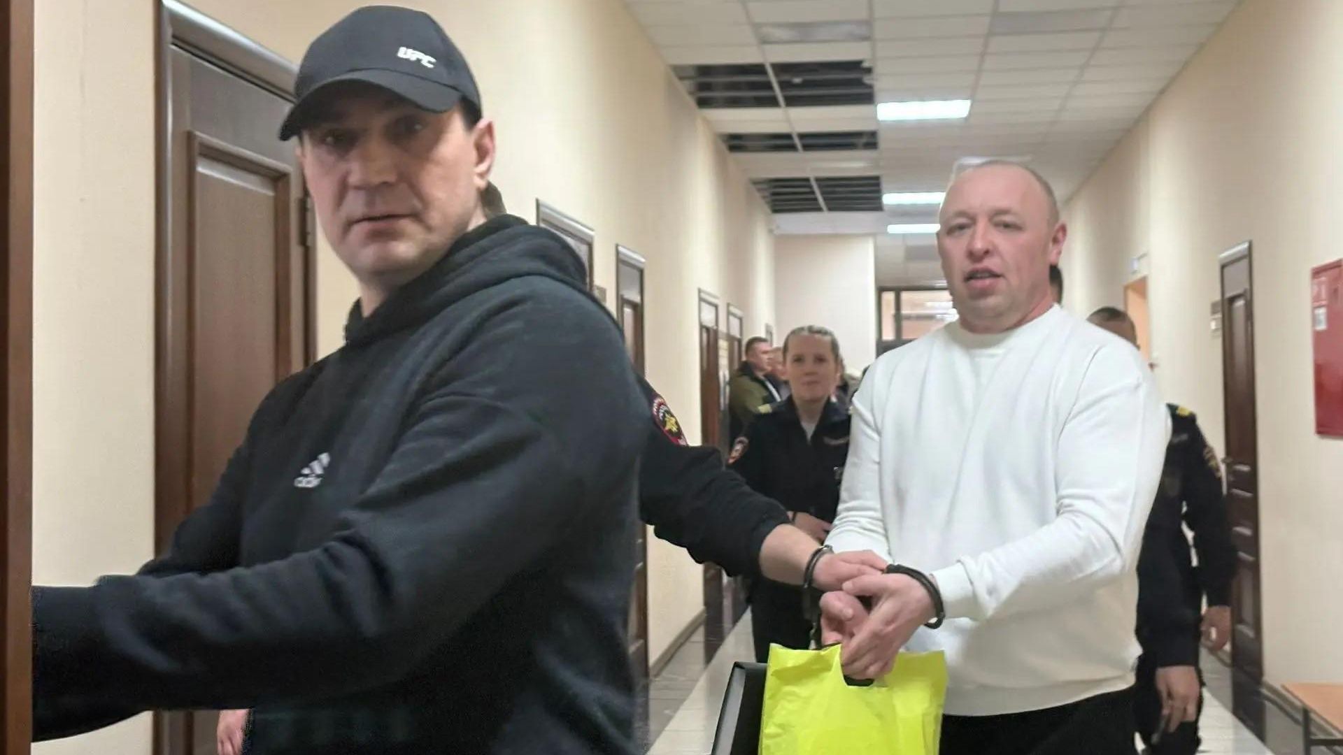 Мужчины, осужденные за двойное убийство 18 лет назад в Артемовском - РИА Новости, 1920, 12.08.2026