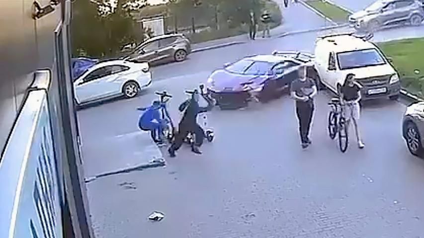 ДТП с участием автомобиля Lamborghini в Екатеринбурге ДТП с участием автомобиля Lamborghini в Екатеринбурге - РИА Новости, 1920, 12.08.2026