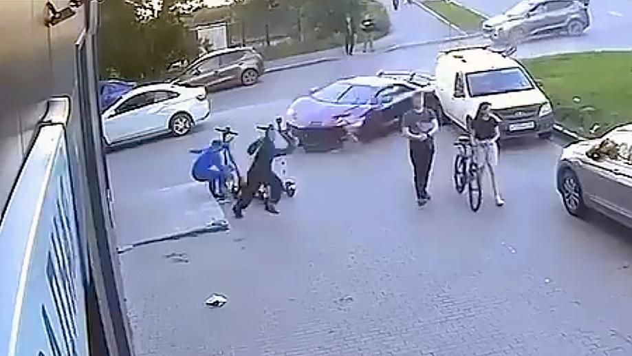 ДТП с участием автомобиля Lamborghini в Екатеринбурге ДТП с участием автомобиля Lamborghini в Екатеринбурге - РИА Новости, 1920, 12.08.2026