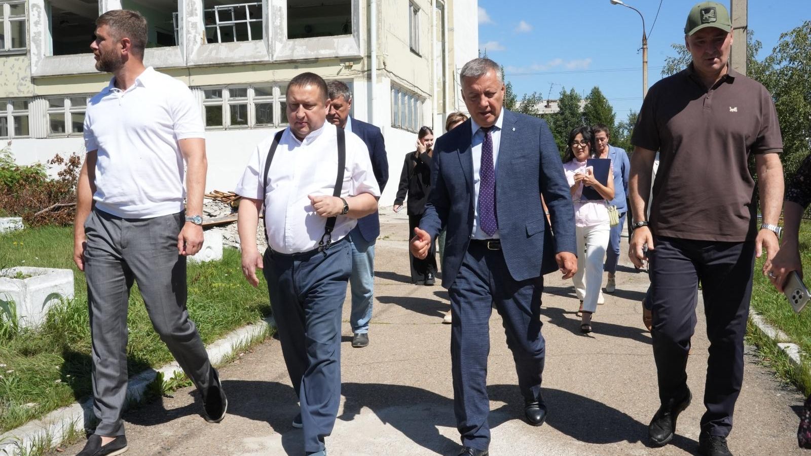 Губернатор Иркутской области Игорь Кобзев во время осмотра хода работ по ремонту в иркутской гимназии № 3 - РИА Новости, 1920, 12.08.2026