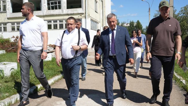 Губернатор Иркутской области Игорь Кобзев во время осмотра хода работ по ремонту в иркутской гимназии № 3 Губернатор Иркутской области Игорь Кобзев во время осмотра хода работ по ремонту в иркутской гимназии № 3