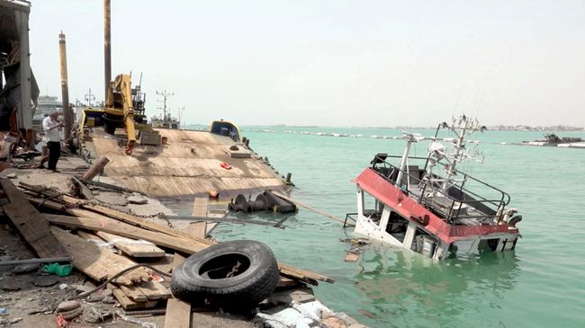 Последствия удара хуситов по портовому городу Моха в Красном море