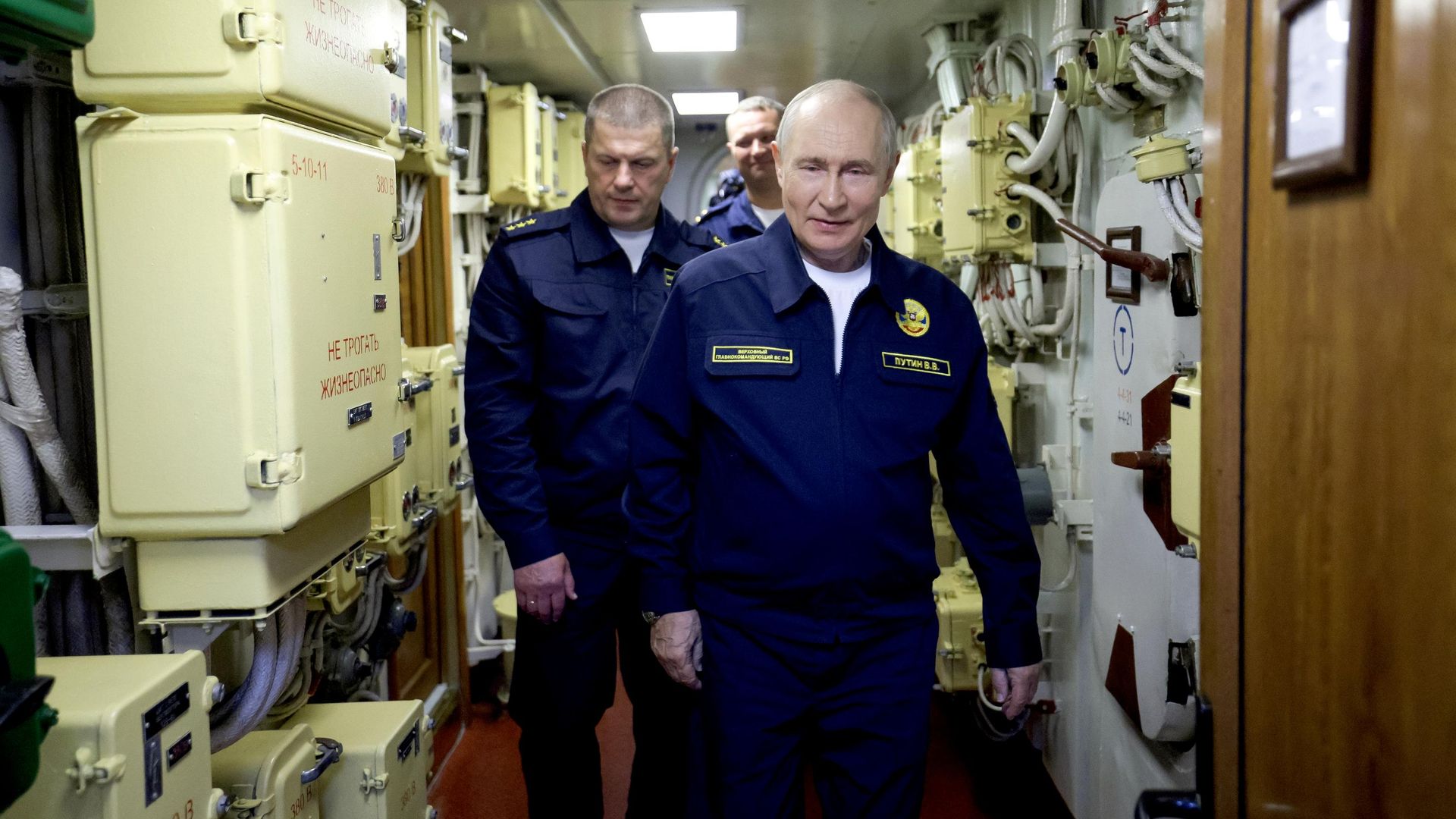 Президент России Владимир Путин на ракетном крейсере Варяг во время завершающей стадии учений Тихоокеанского флота Президент России Владимир Путин на ракетном крейсере Варяг во время завершающей стадии учений Тихоокеанского флота - РИА Новости, 1920, 13.08.2026