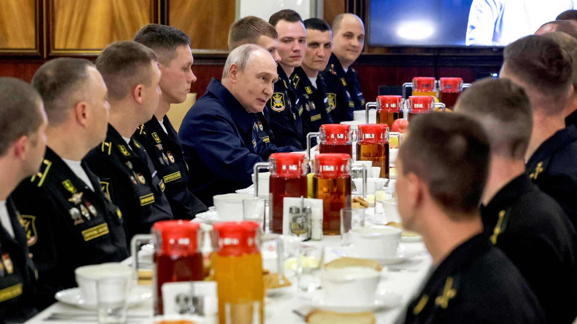 Владимир Путин во время обеда с экипажем ракетного крейсера Варяг после завершающей стадии учений Тихоокеанского флота - РИА Новости, 1920, 13.08.2026