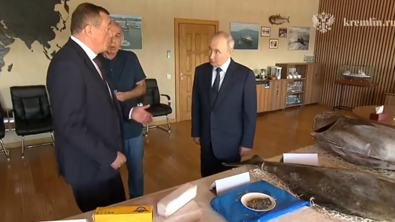 Владимир Путин на рыбзаводе Ясный. Скриншот видео - РИА Новости, 1920, 13.08.2026
