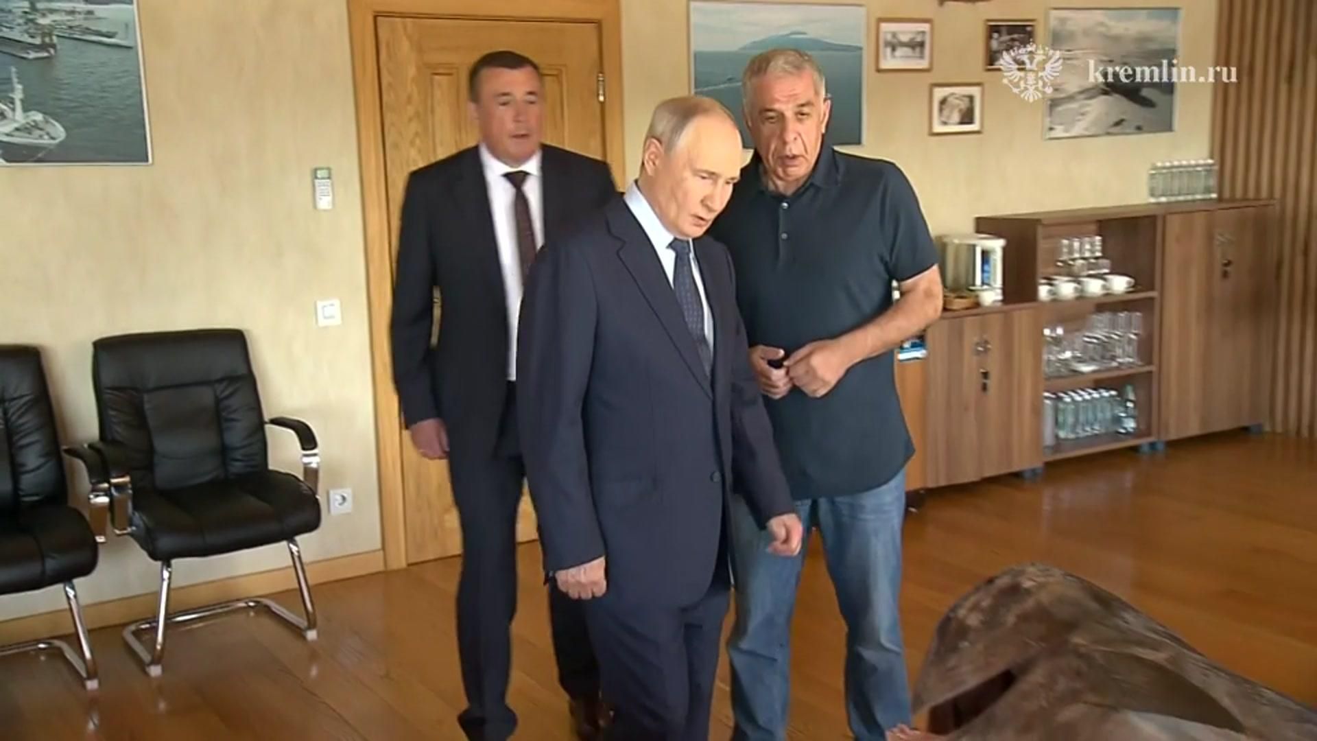 Путин на рыбзаводе Ясный на острове Итуруп - РИА Новости, 1920, 13.08.2026