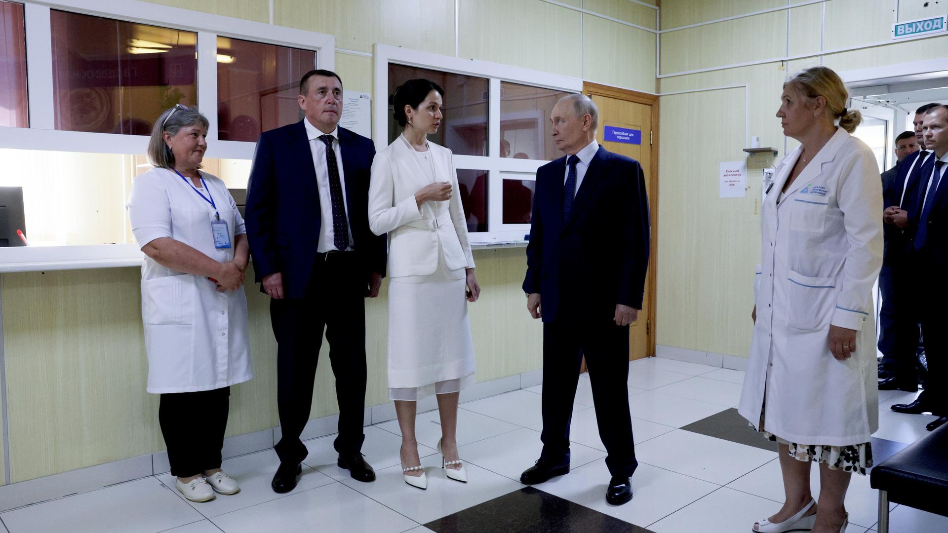 Владимир Путин посещает Курильскую центральную районную больницу на острове Итуруп - РИА Новости, 1920, 14.08.2026