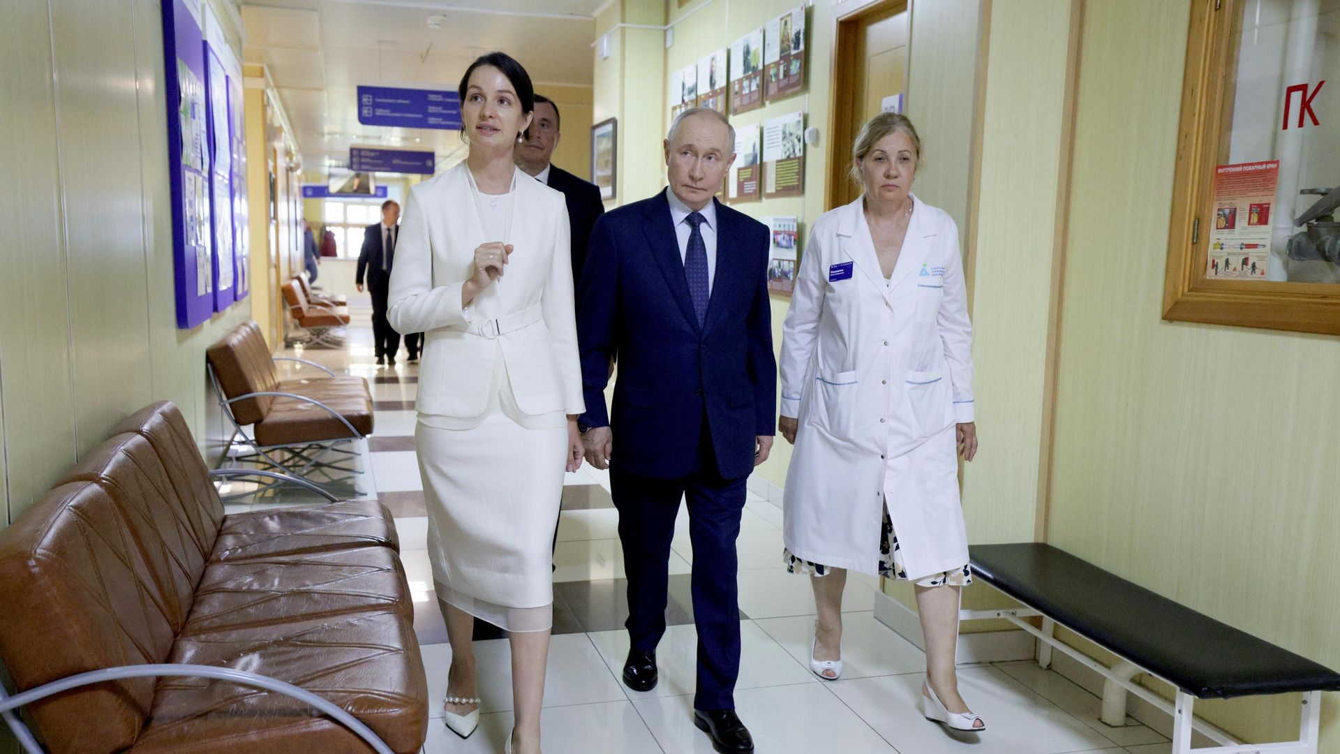 Владимир Путин посещает Курильскую центральную районную больницу на острове Итуруп Владимир Путин посещает Курильскую центральную районную больницу на острове Итуруп - РИА Новости, 1920, 14.08.2026