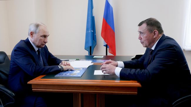 Президент России Владимир Путин во время встречи с губернатором Сахалинской области Валерием Лимаренко