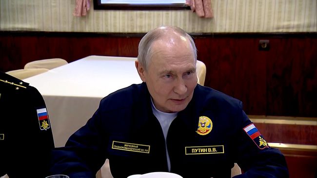 Путин на обеде с экипажем крейсера Варяг 