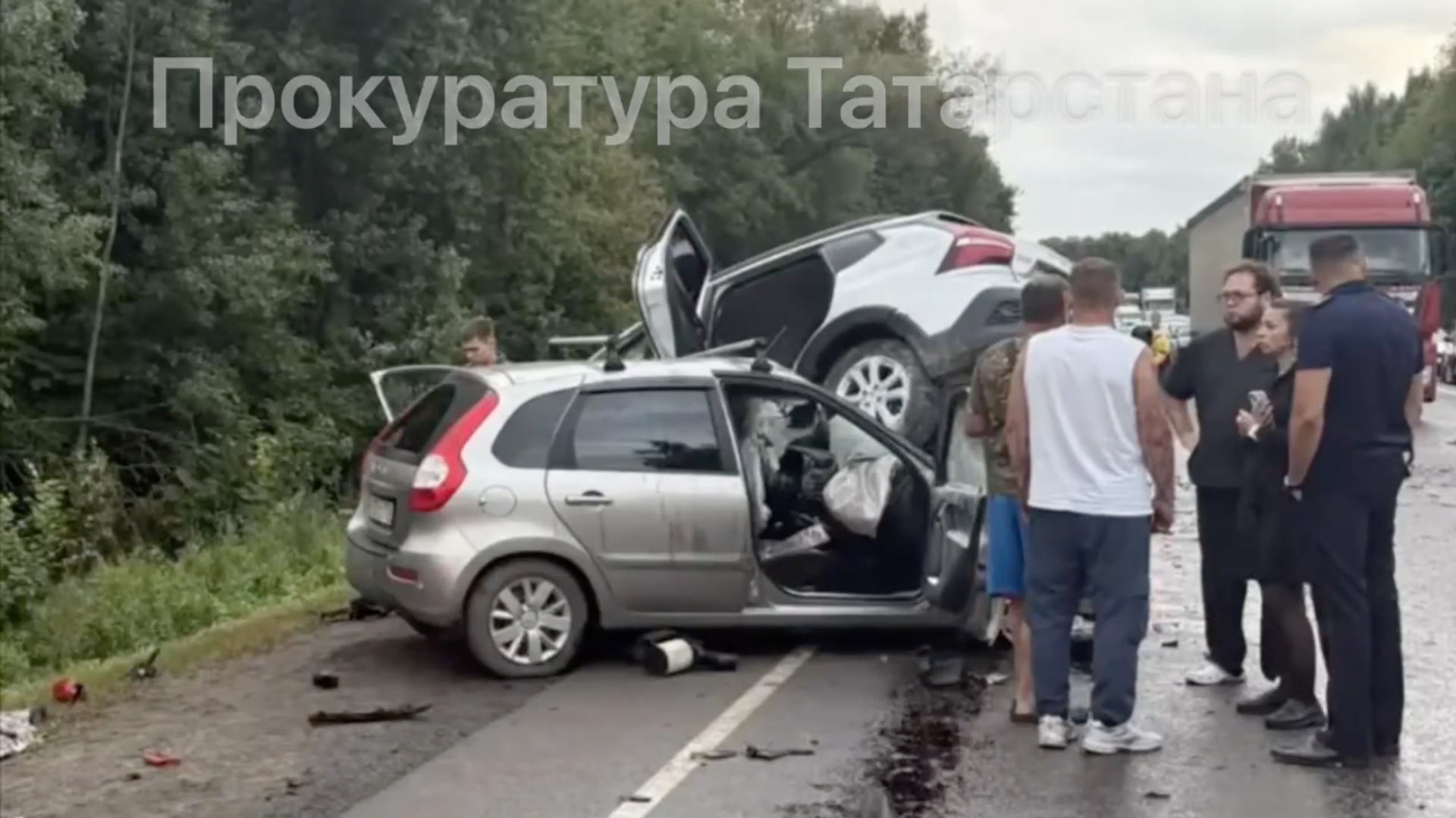  Последствия ДТПс участием трех автомобилей на автодороге Казань-Ульяновск - РИА Новости, 1920, 13.08.2026