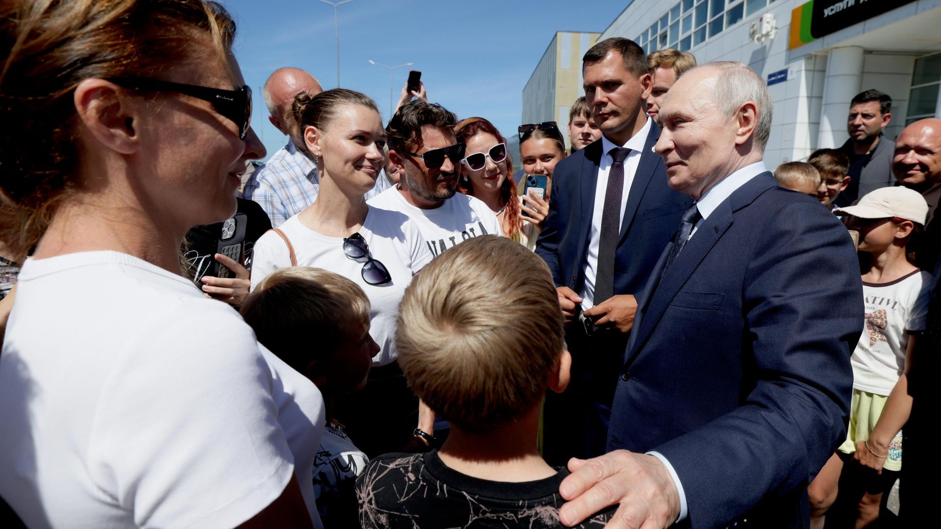 Президент России Владимир Путин во время встречи с жителями острова Итуруп Президент России Владимир Путин во время встречи с жителями острова Итуруп - РИА Новости, 1920, 13.08.2026