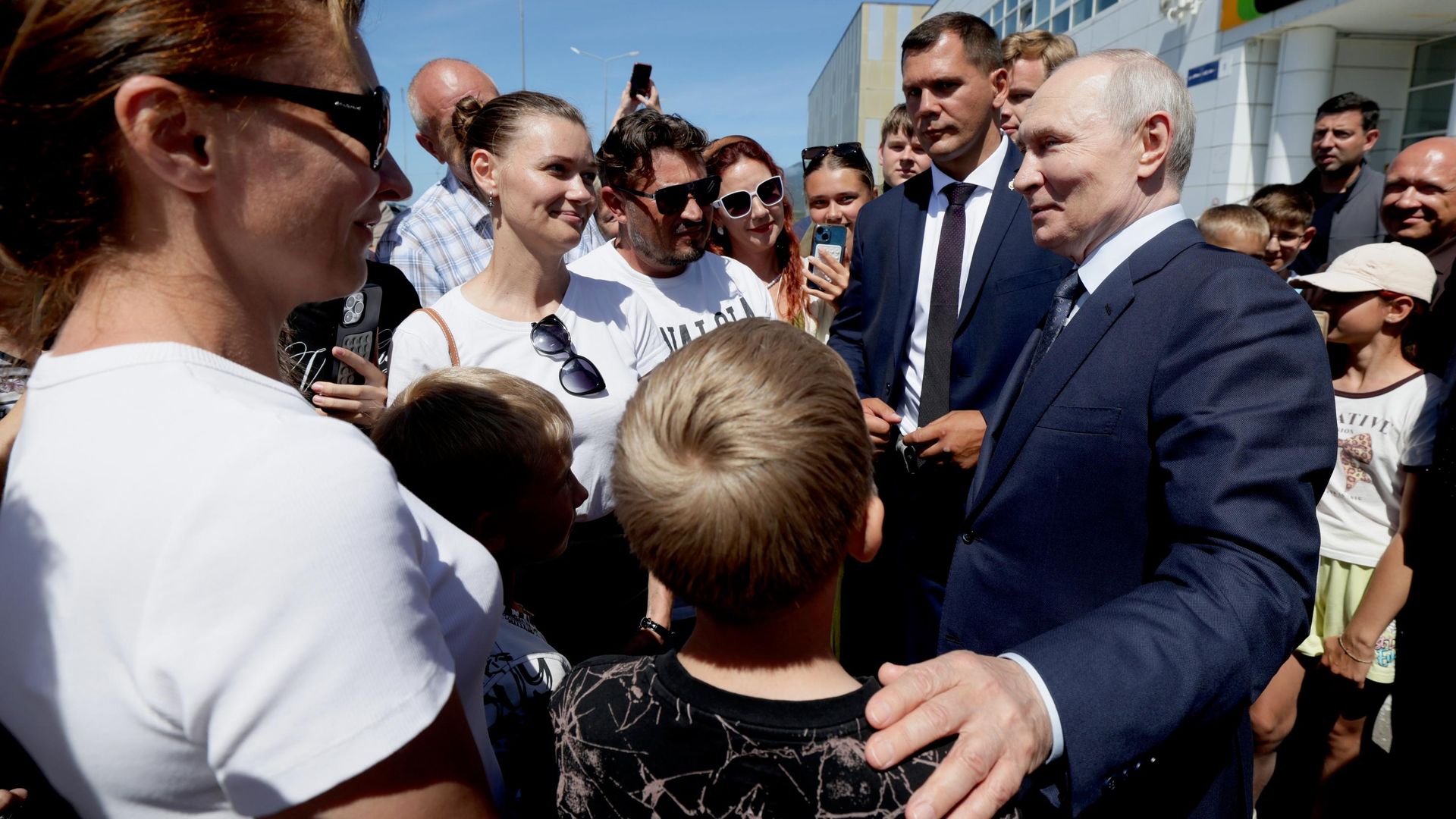 Президент России Владимир Путин во время встречи с жителями острова Итуруп Президент России Владимир Путин во время встречи с жителями острова Итуруп - РИА Новости, 1920, 13.08.2026