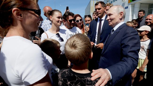 Президент России Владимир Путин во время встречи с жителями острова Итуруп