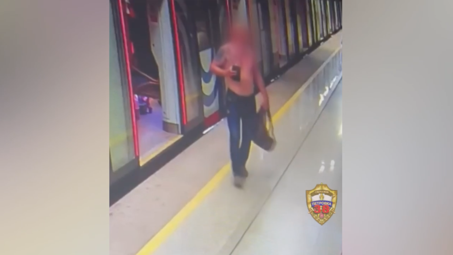 Мужчина без футболки, нарушивший общественный порядок в метро Москвы Мужчина без футболки, нарушивший общественный порядок в метро Москвы - РИА Новости, 1920, 13.08.2026