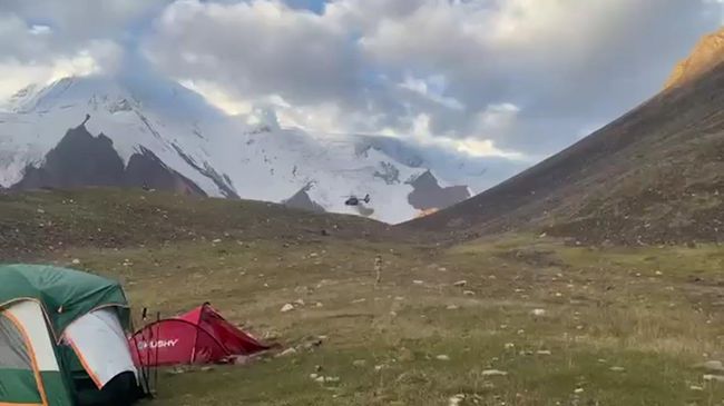 Вертолет МЧС ищет пропавших в горах Киргизии альпинистов