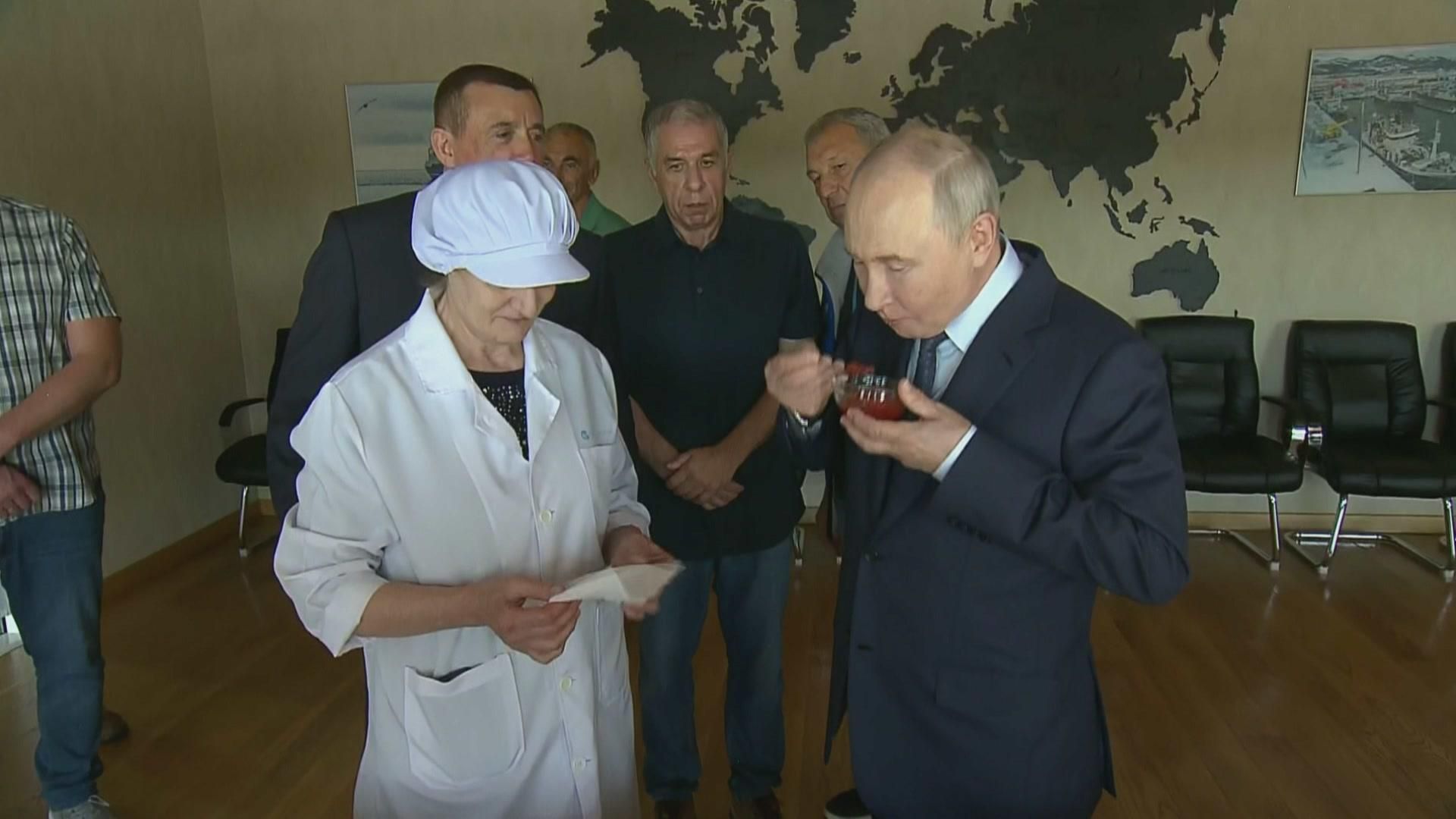 Путин пробует икру на рыбозаводе острова Итуруп Путин пробует икру на рыбозаводе острова Итуруп - РИА Новости, 1920, 13.08.2026