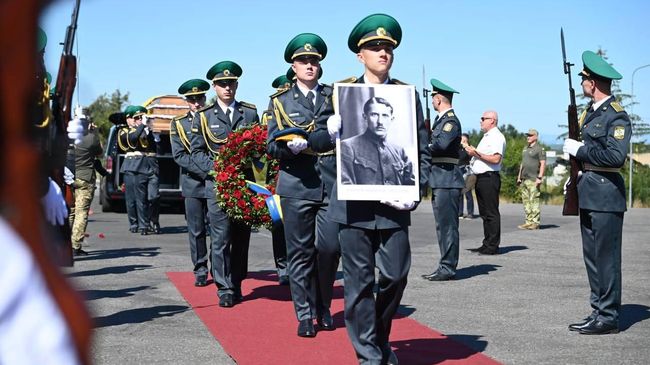 Останки главаря ОУН* Евгения Коновальца доставили на Украину