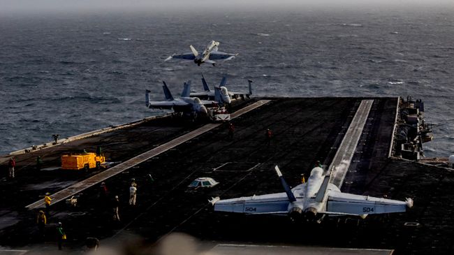 Истребители на авианосце USS Abraham Lincoln во время продолжающегося конфликта с Ираном