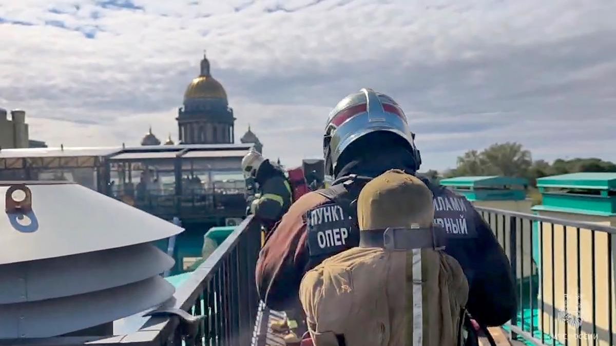Пожар на крыше здания в Адмиралтейском районе Санкт-Петербурга Пожар на крыше здания в Адмиралтейском районе Санкт-Петербурга - РИА Новости, 1920, 14.08.2026