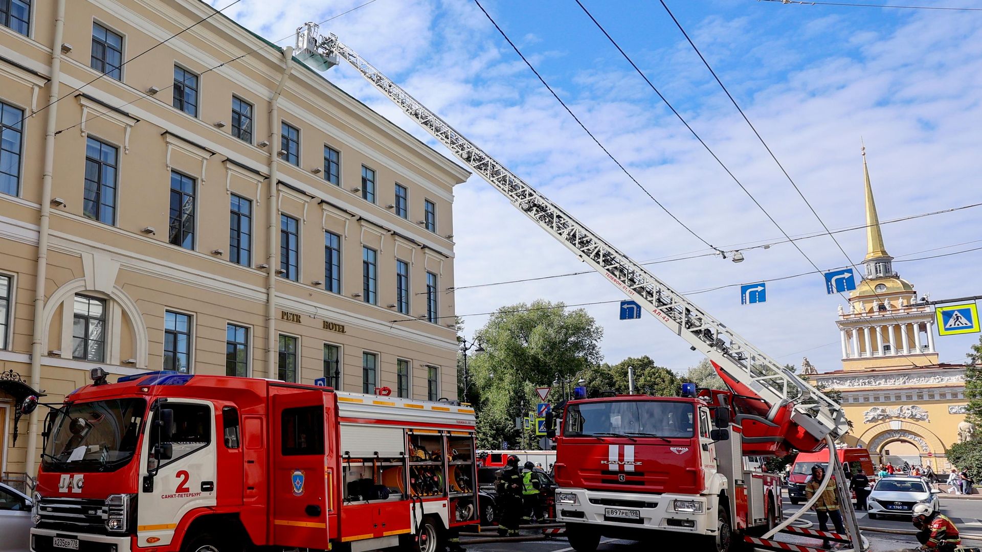 Тушение пожара на крыше исторического особняка на Адмиралтейском проспекте в Санкт-Петербурге - РИА Новости, 1920, 14.08.2026