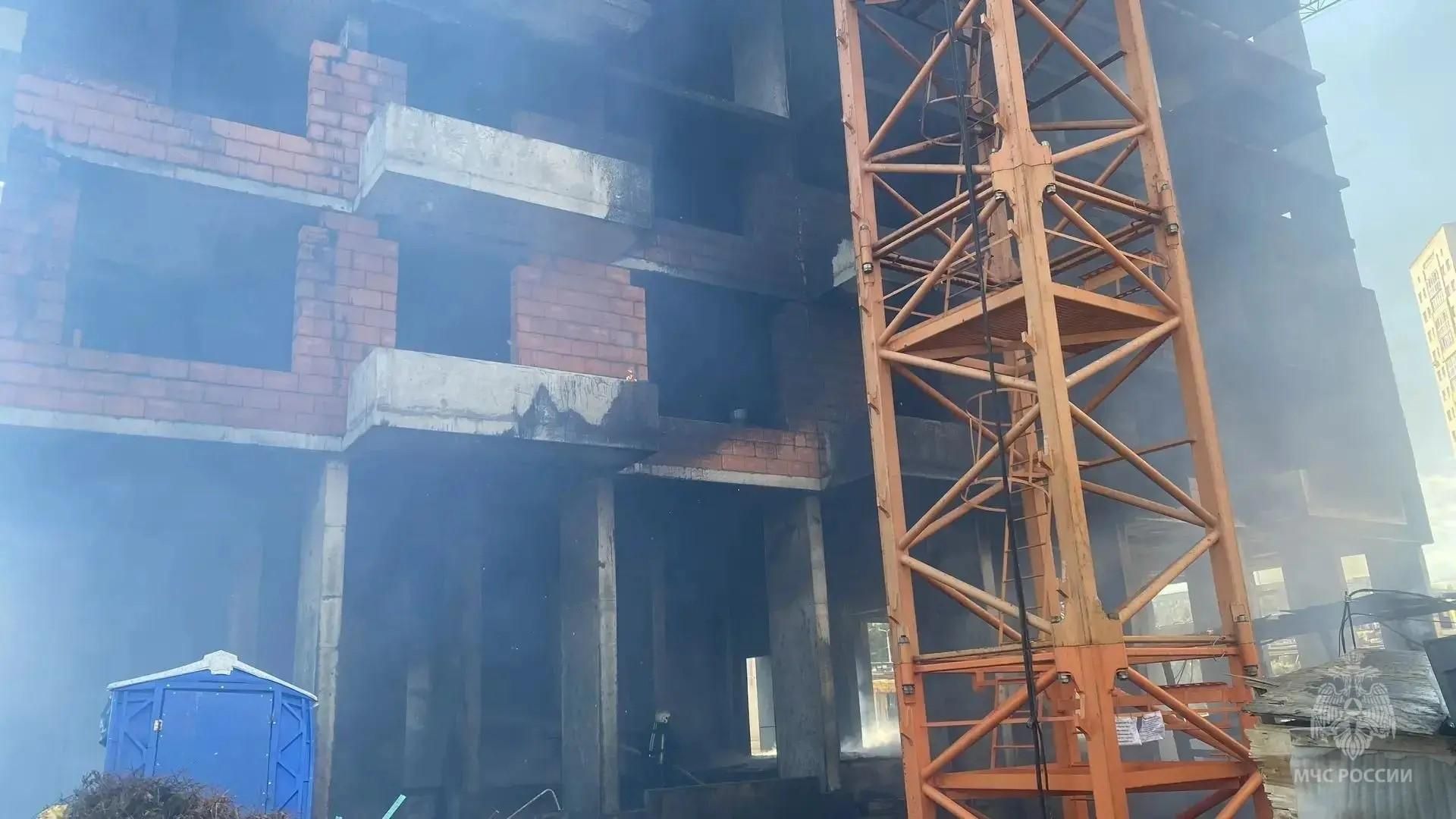 Ликвидация пожара в строящемся здании в Омске Ликвидация пожара в строящемся здании в Омске - РИА Новости, 1920, 24.08.2026
