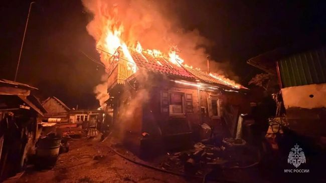 Сотрудники МЧС ликвидируют пожар в доме в Белогорске Амурской области