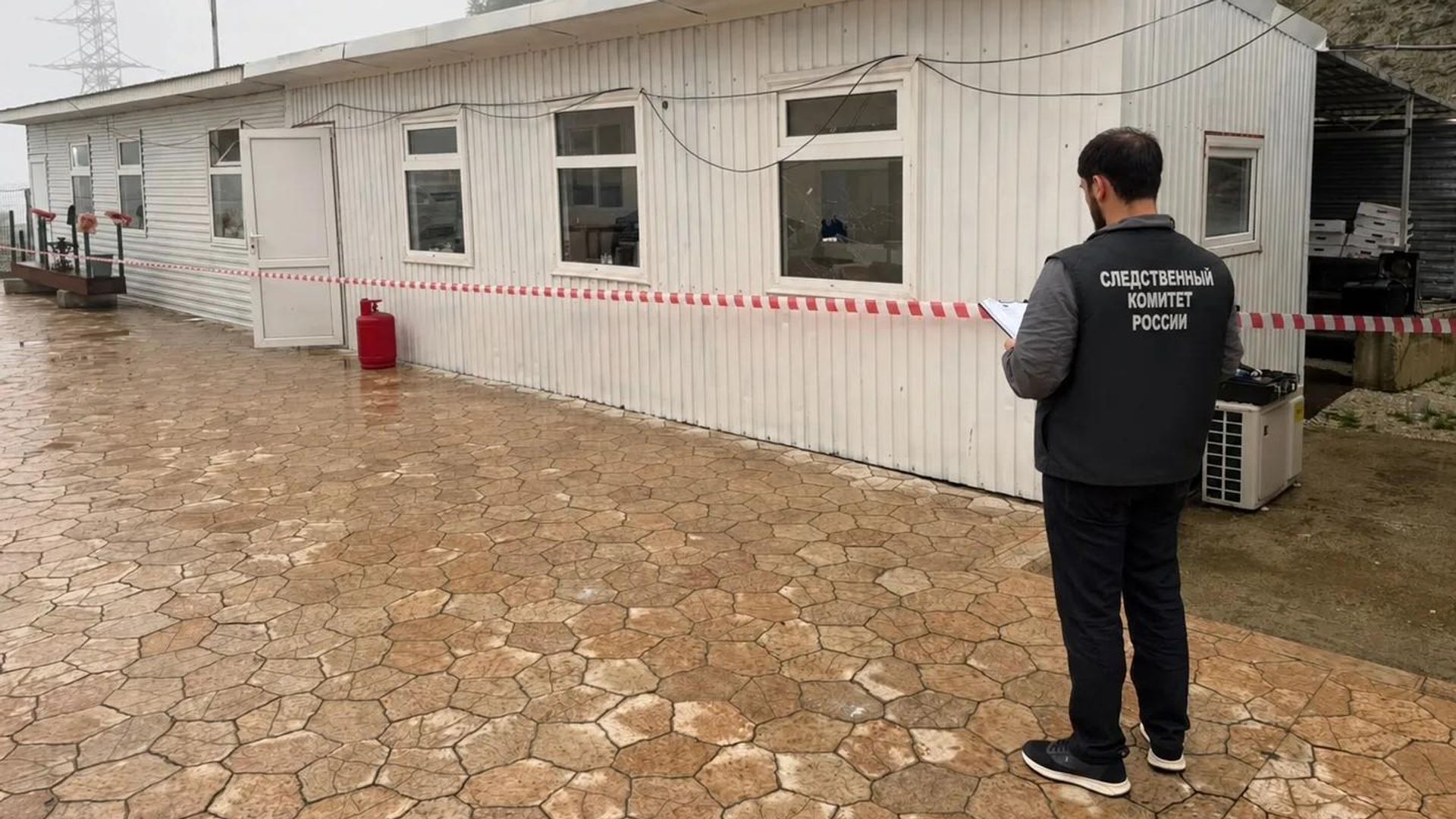 Сотрудник СК проводит следственные мероприятия на месте стрельбы в Буйнакске в Дагестане Сотрудник СК проводит следственные мероприятия на месте стрельбы в Буйнакске в Дагестане - РИА Новости, 1920, 17.08.2026