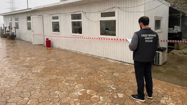 Сотрудник СК проводит следственные мероприятия на месте стрельбы в Буйнакске в Дагестане