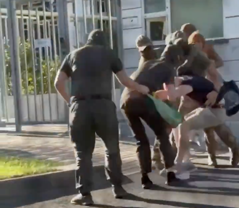 Насильственная мобилизация мужчины сотрудниками ТЦК в Одессе Насильственная мобилизация мужчины сотрудниками ТЦК в Одессе - РИА Новости, 1920, 13.10.2026