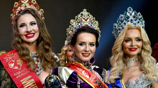 Победительницы объединенного финала конкурсов Миссис Москва и Миссис Россия Валентина Вылекжанина (миссис Москва), Марина Куклачева (миссис Россия) и Наталья Игумнова (миссис Россия классик) в театрально-концертном зале Москонцерт Холл в Москве