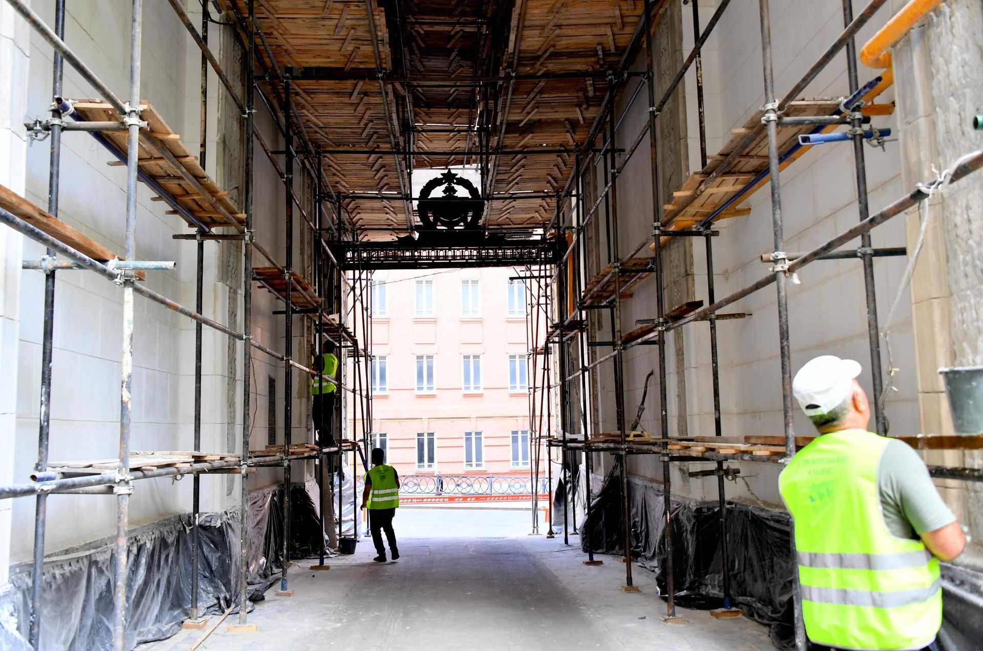 Реставрационные работы в многоквартирном жилом доме на Красных воротах в Москве. Реставрационные работы в многоквартирном жилом доме на Красных воротах в Москве. - РИА Новости, 1920, 17.08.2026