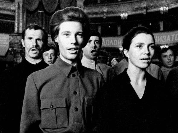 Артист Владимир Конкин (слева) в роли Павла Корчагина в сцене из фильма Как закалялась сталь