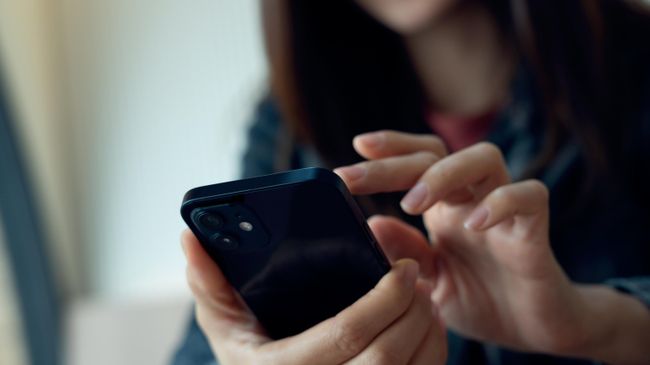 Девушка использует смартфон Девушка использует смартфон