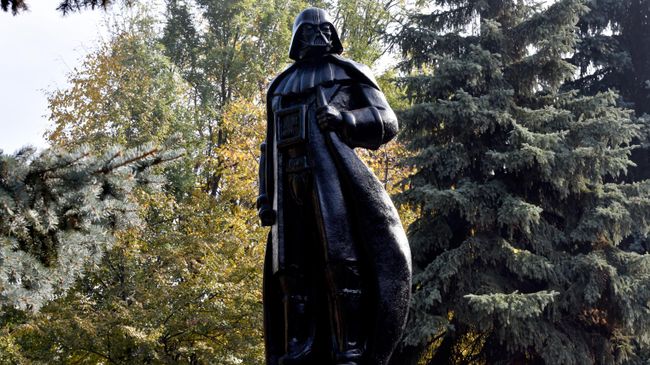 Памятник Дарту Вейдеру на территории Прессмаша в Одессе