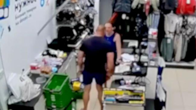 Мужчина ударил девушку-кассира из-за разницы в стоимости покупки в детском магазине в подмосковном Талдоме