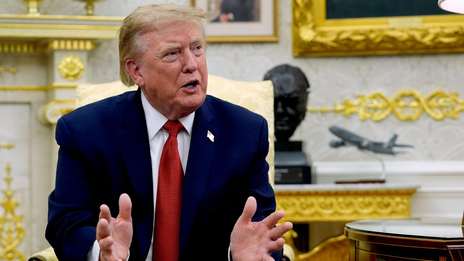 Президент США Дональд Трамп выступает в Овальном кабинете Белого дома. 17 августа 2026 Президент США Дональд Трамп выступает в Овальном кабинете Белого дома. 17 августа 2026 - РИА Новости, 1920, 17.08.2026