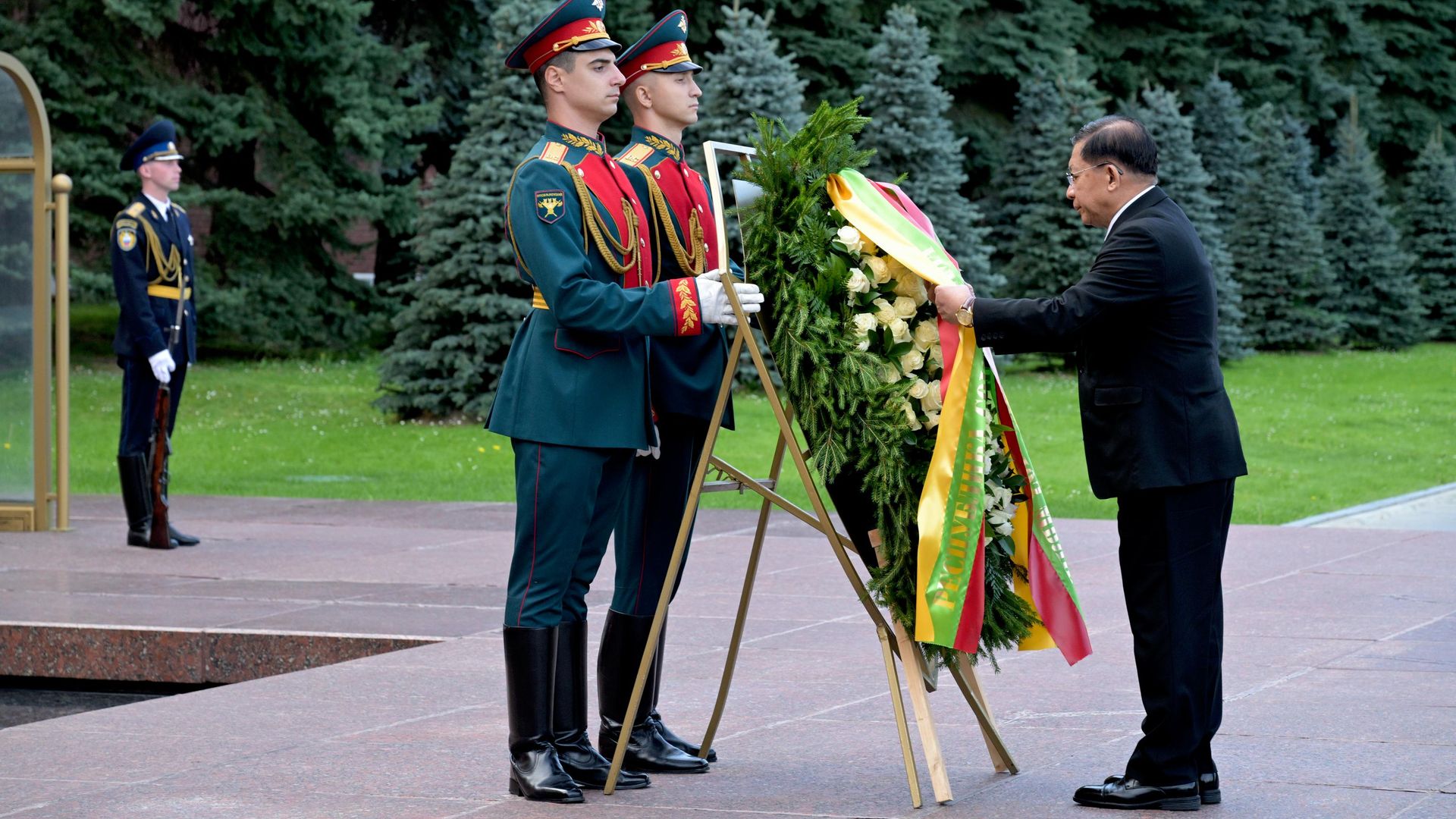 Президент Мьянмы Мин Аун Хлайн на церемонии возложения цветов к Могиле Неизвестного Солдата в Москве Президент Мьянмы Мин Аун Хлайн на церемонии возложения цветов к Могиле Неизвестного Солдата в Москве - РИА Новости, 1920, 18.08.2026