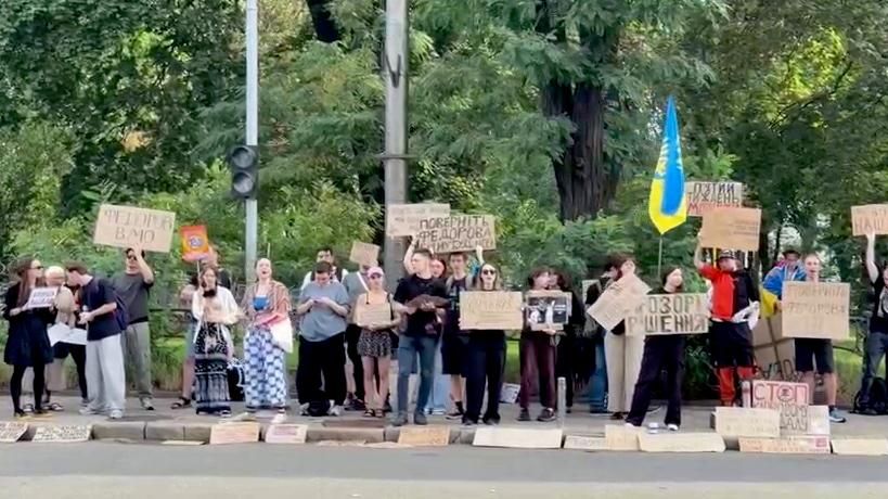 Митинг против отставки экс-министра обороны Украины Михаила Федорова у здания Верховной рады - РИА Новости, 1920, 18.08.2026