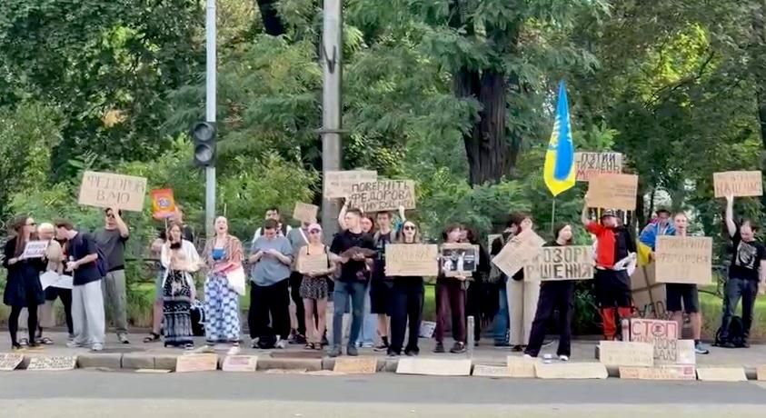 Митинг против отставки экс-министра обороны Украины Михаила Федорова у здания Верховной рады Митинг против отставки экс-министра обороны Украины Михаила Федорова у здания Верховной рады - РИА Новости, 1920, 18.08.2026