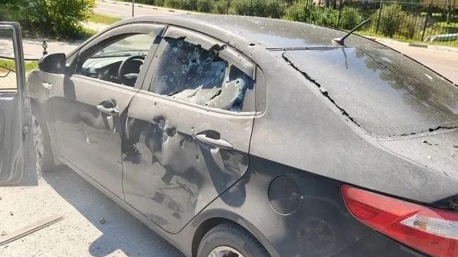 Последствия удара дрона ВСУ по автомобилю в селе Отрадное Белгородской области